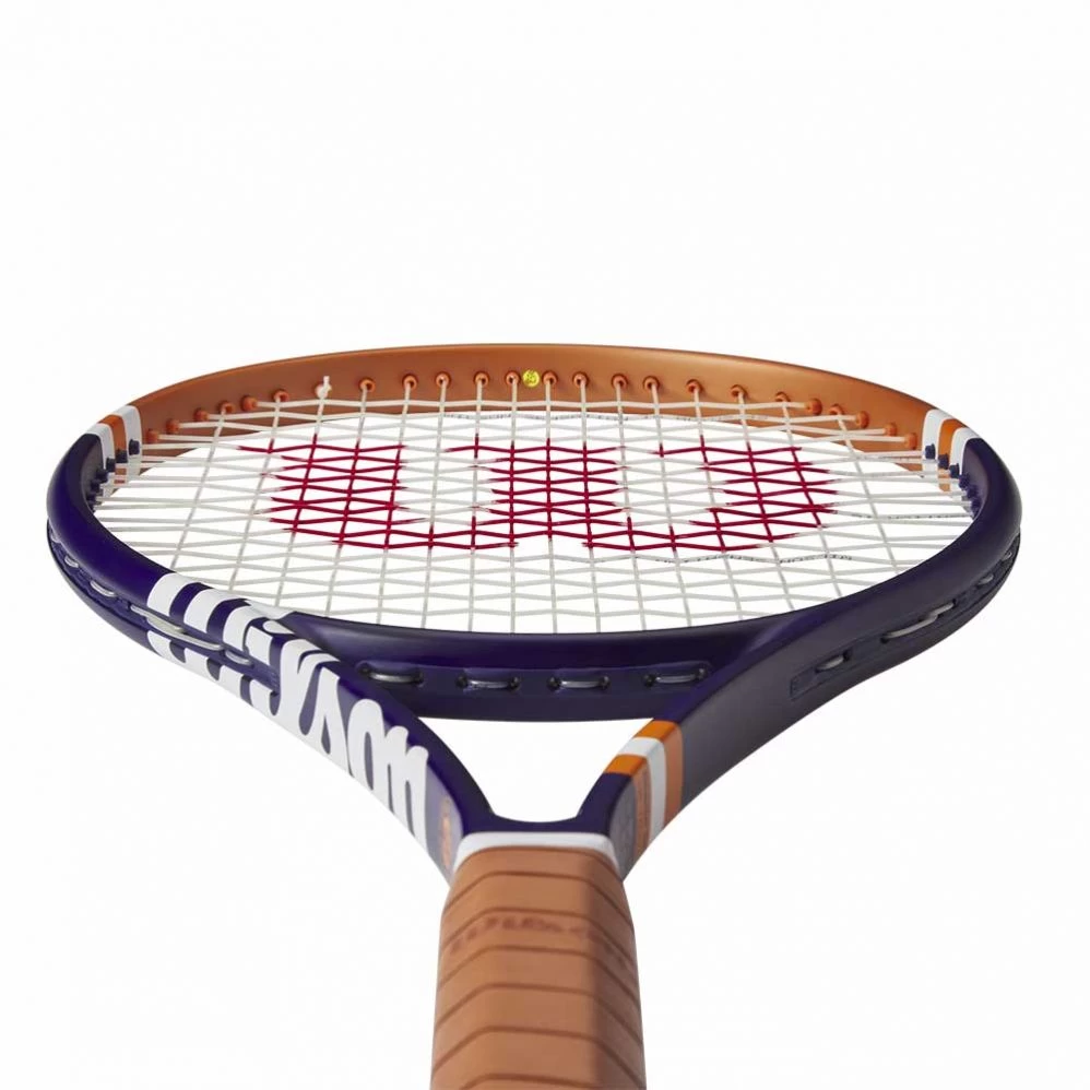 Raquette Wilson Blade 98 16x19 V8.0 Roland Garros 2023 (305g) 6 Raquette Wilson Blade 98 16x19 V8.0 Roland Garros 2023 (305g) – Image 4